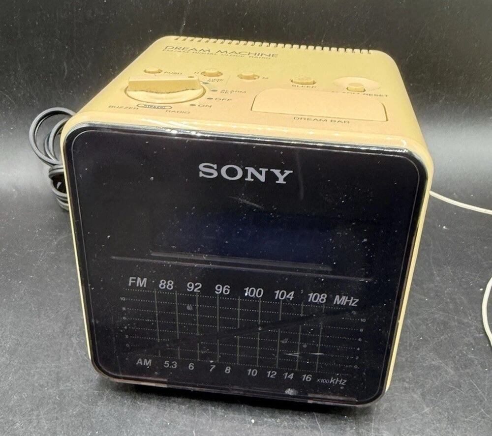 Sony Dream Machine Vintage 1983 FM AM Digital Alarm Clock Radio ICF-C10W Works 2